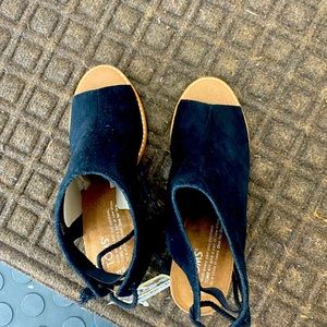 Tom’s comfy suede open toe sandals